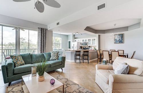 Biggar Condominio | Fort Myers Condo in Gated Country Club w/ Pool!