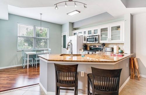 Biggar Condominio | Fort Myers Condo in Gated Country Club w/ Pool!