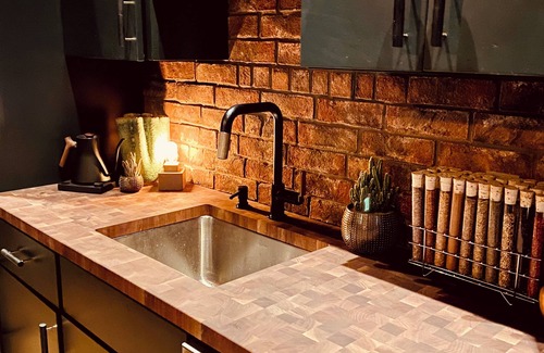 Seaport District Apartamento | Fort Point Corner of Windows brick & beam loft