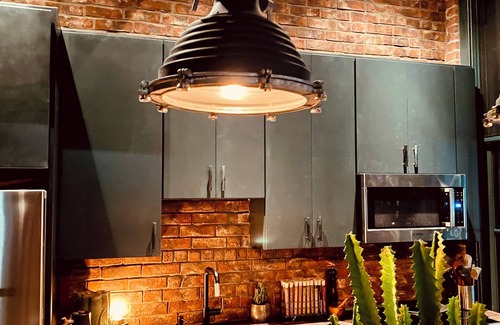 Seaport District Apartamento | Fort Point Corner of Windows brick & beam loft