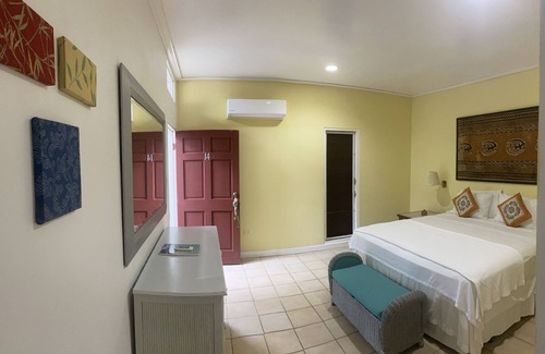 Freshwater Pond Complejo | Fort Recovery Beachfront Villa and Suites Hotel 3BR
