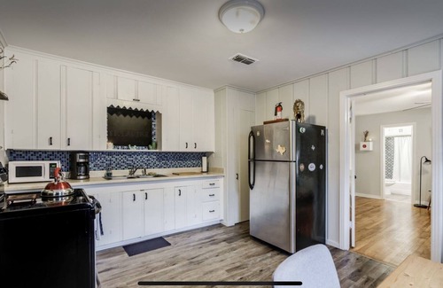 Fort Worth Cultural District Casa | Fort Worth Arts District Bungalow. 2 blocks from Dickies Arena!