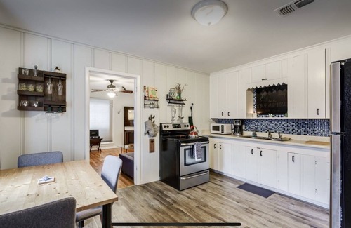 Fort Worth Cultural District Casa | Fort Worth Arts District Bungalow. 2 blocks from Dickies Arena!