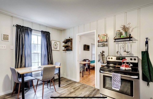 Fort Worth Cultural District Casa | Fort Worth Arts District Bungalow. 2 blocks from Dickies Arena!