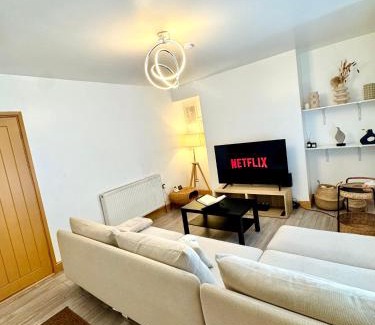 Nottingham Casa | Fortune Haven- 3BDR Crew House, Free Parking, Fast WiFi & Private Garden