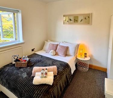 Nottingham Casa | Fortune Haven- 3BDR Crew House, Free Parking, Fast WiFi & Private Garden