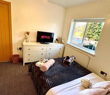 Nottingham Casa | Fortune Haven- 3BDR Crew House, Free Parking, Fast WiFi & Private Garden