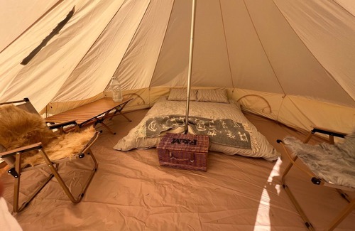 Moreton-in-Marsh Alquiler De RV | Fossewold Camping Bell Tent 1 of 4