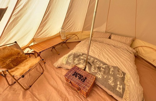 Moreton-in-Marsh Alquiler De RV | Fossewold Camping Bell Tent 3 of 4