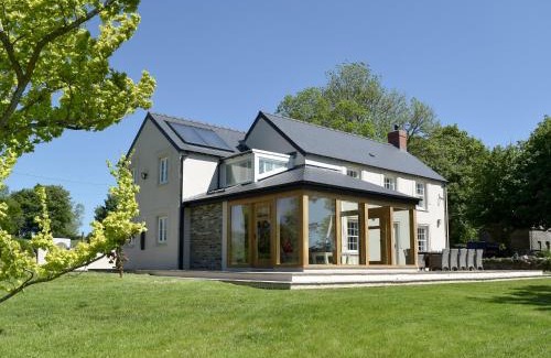 Eglwyswrw Casa | Fountain Hill