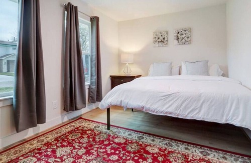 South Main Casa | Four BDRM Home - BLKS From NRG W/Hot tub