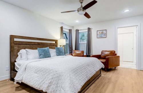 South Main Casa | Four BDRM Home - BLKS From NRG W/Hot tub