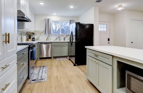 South Main Casa | Four BDRM Home - BLKS From NRG W/Hot tub