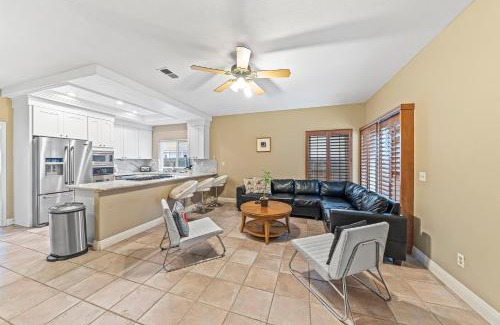 Huntington Beach Casa | Four Bedroom amazing location with bikes, steps to the beach, shopping and dining