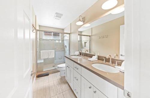 Huntington Beach Casa | Four Bedroom amazing location with bikes, steps to the beach, shopping and dining