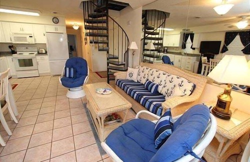 Rehoboth Beach Apartamento | Four-Bedroom Apartment in the Ocean Block of North Rehoboth