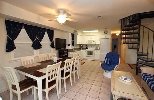 Rehoboth Beach Apartamento | Four-Bedroom Apartment in the Ocean Block of North Rehoboth