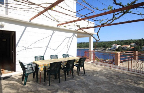 Cove Basina (Jelsa) Apartamento | Apartamento de cuatro habitaciones en la playa Basina, Hvar (A-8749-a)