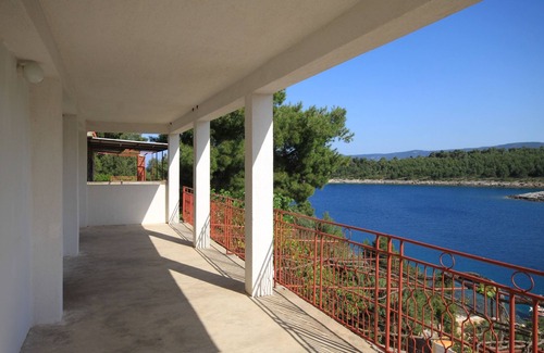 Cove Basina (Jelsa) Apartamento | Apartamento de cuatro habitaciones en la playa Basina, Hvar (A-8749-a)