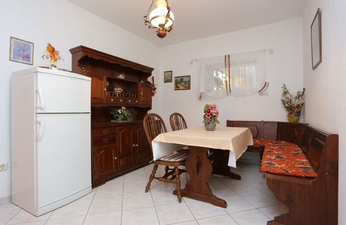 Tice Apartamento | Apartamento de cuatro habitaciones con terraza y vista al mar Nemira, Omis (A-4652-a)