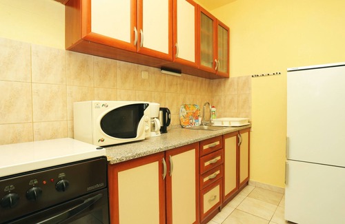Tice Apartamento | Apartamento de cuatro habitaciones con terraza y vista al mar Nemira, Omis (A-4652-a)