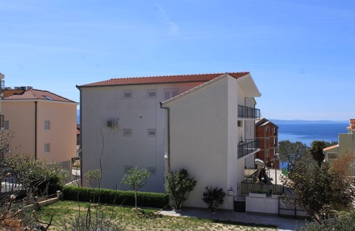 Tice Apartamento | Apartamento de cuatro habitaciones con terraza y vista al mar Nemira, Omis (A-4652-a)