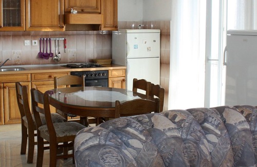 Stanici Apartamento | Apartamento de cuatro habitaciones con terraza y vista al mar Stanici, Omis (A-10360-a)