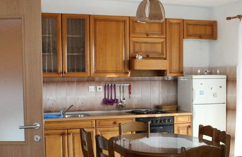 Stanici Apartamento | Apartamento de cuatro habitaciones con terraza y vista al mar Stanici, Omis (A-10360-a)