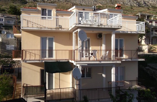 Stanici Apartamento | Apartamento de cuatro habitaciones con terraza y vista al mar Stanici, Omis (A-10360-a)