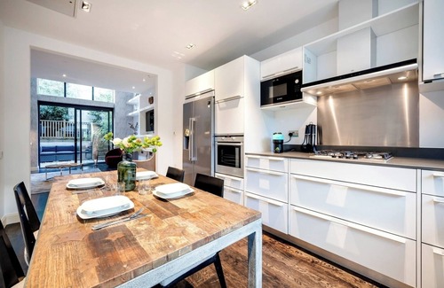 Camden Town with Primrose Hill Casa | Four Bedroom Dream and Graeat WiFi