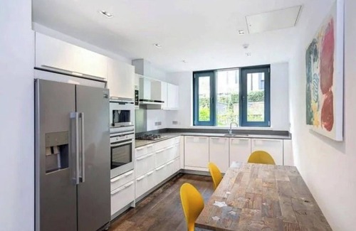 Camden Town with Primrose Hill Casa | Four Bedroom Dream and Graeat WiFi