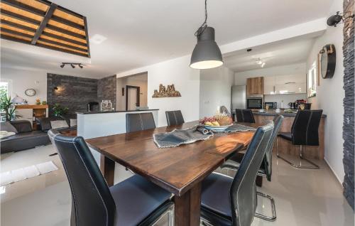 Skradin Casa | Four-Bedroom Holiday Home In Skradin-Dubavice