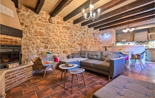 Zmijavci Casa | Four-Bedroom Holiday Home Zmijavci With A Fireplace 09