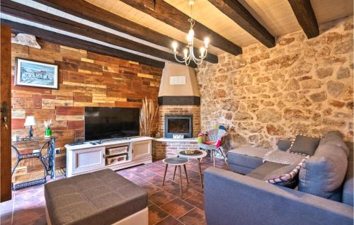 Zmijavci Casa | Four-Bedroom Holiday Home Zmijavci With A Fireplace 09