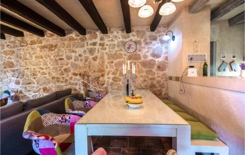Zmijavci Casa | Four-Bedroom Holiday Home Zmijavci With A Fireplace 09