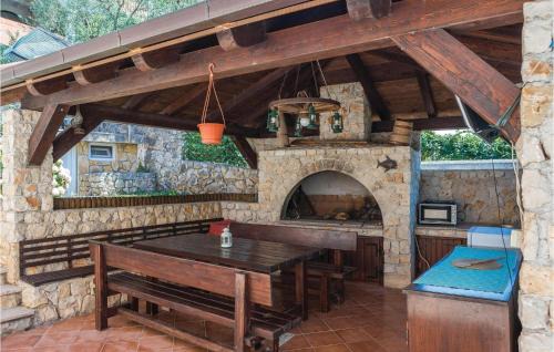 Businci Casa | Four-Bedroom Holiday Home In Okrug Gornji