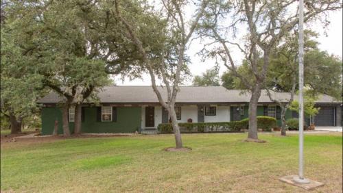 Driftwood Casa | Four Bedroom Ranch Retreat with a Stunning Pool