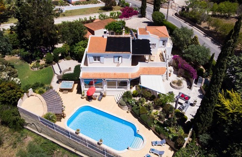 Vale de Covo Villa | Villa de cuatro dormitorios con piscina privada y bañera de hidromasaje. A 5 minutos a pie del pueblo.