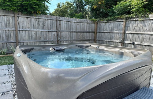 Gainesville Casa | Amplia casa de 2 pisos con piscina. Perfecto para entretener y mascotas bienvenidas