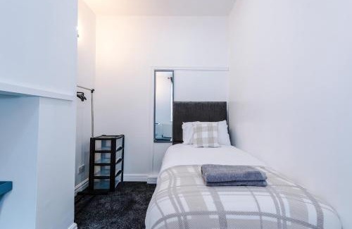 Chorley Casa | Four BR House By Eason Stays Short Lets & Serviced Accommodation Chorley With Free Parking