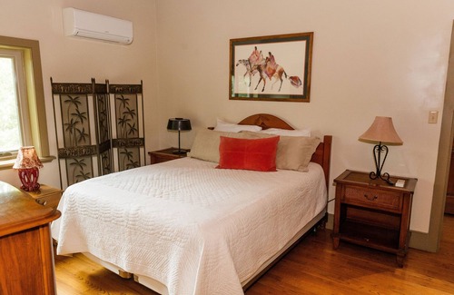 Robesonia Otro | Four Oaks Farm w/Horse Barn, Patio & Gardens
