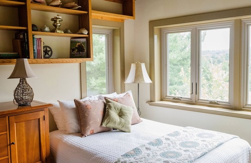Robesonia Otro | Four Oaks Farm w/Horse Barn, Patio & Gardens