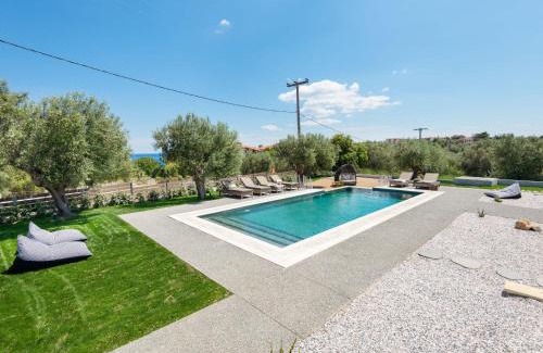 Afytos Apartamento | "Four Olives" Luxury Rooms, Afitos #FeelsLikeHome