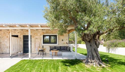 Afytos Apartamento | "Four Olives" Luxury Rooms, Afitos #FeelsLikeHome