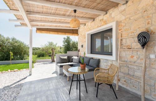 Afytos Apartamento | "Four Olives" Luxury Rooms, Afitos #FeelsLikeHome