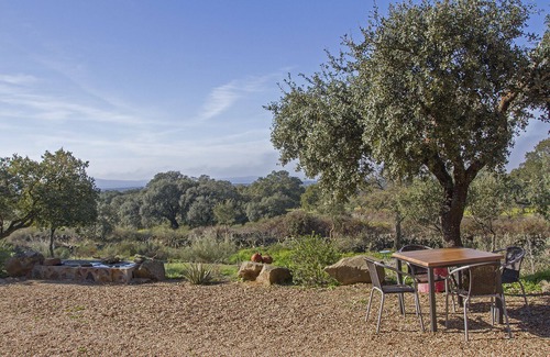 Arroyomolinos de Montánchez Casa | Bungalow para cuatro personas en el campo español, único para los amantes de la naturaleza.