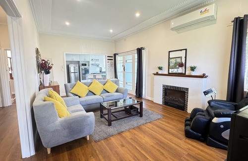Bentleigh Casa | Four Season Home 家四季 - Large house for big groups, close drive to the beach!
