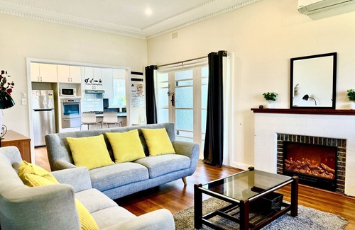 Bentleigh Casa | Four Season Home 家四季 - Large house for big groups, close drive to the beach!