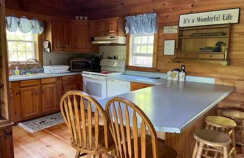 Sebec Casa | Casa de cuatro estaciones: fachada del lago, muelle privado y kayaks
