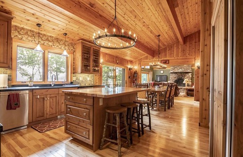 Saranac Lake Casa | Frente al lago, playa de arena, increíbles puestas de sol y vistas a la montaña